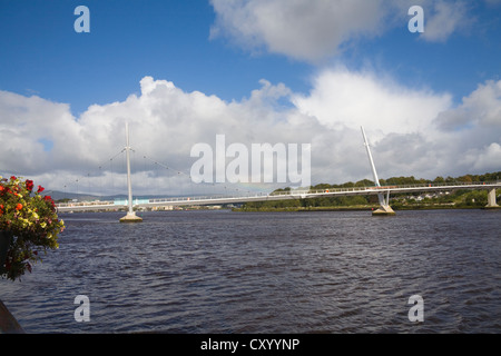 Derry Stadt Londonderry Nordirland Zyklus Fuß Friedensbrücke über River Foyle verbinden Ebrington Square in Innenstadt Stockfoto