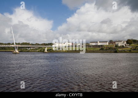 Derry Stadt Londonderry Nordirland Zyklus Fuß Friedensbrücke über River Foyle verbinden Ebrington Square in Innenstadt Stockfoto