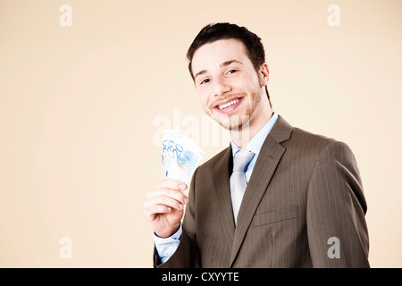 Geschäftsmann, ein Fan von 20-Euro-Banknoten in der Hand lächelnd Stockfoto