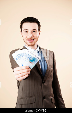 Geschäftsmann, ein Fan von 20-Euro-Banknoten in der Hand lächelnd Stockfoto