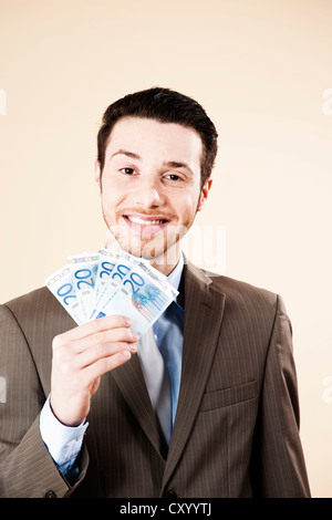 Geschäftsmann, ein Fan von 20-Euro-Banknoten in der Hand lächelnd Stockfoto