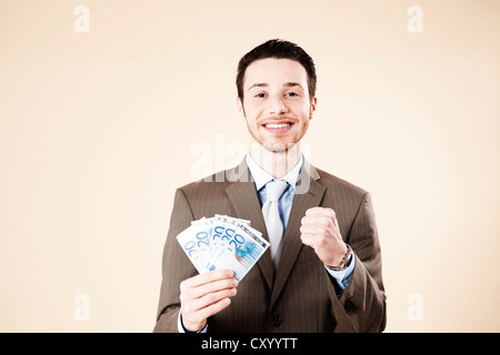 Geschäftsmann, ein Fan von 20-Euro-Banknoten in der Hand lächelnd Stockfoto