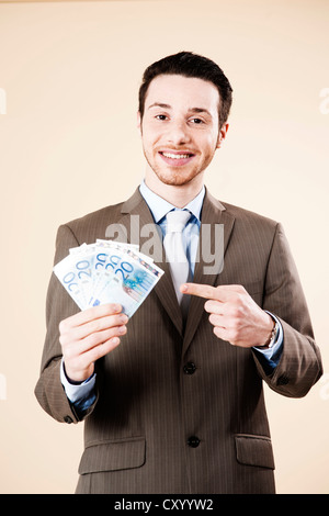 Geschäftsmann, ein Fan von 20-Euro-Banknoten in der Hand lächelnd Stockfoto