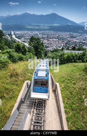 Hungerburgbahn, Hybrid-Standseilbahn auf dem Weg nach Innsbruck, erbaut von dem berühmten Architekten Zaha Hadid, Innsbruck, Tirol Stockfoto