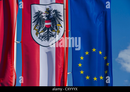 Flaggen der Republik Österreich und der EU, Vorplatz des Museums "Tirol Panorama" am Bergisel, Innsbruck, Tirol, Österreich Stockfoto