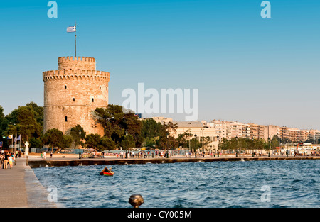 Stadt von Thessaloniki in Griechenland und der weiße Turm Stockfoto
