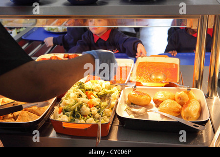 Grundschule zur Mittagszeit, Schulkantine Kind wählt, Schule, Essen, London, UK Stockfoto