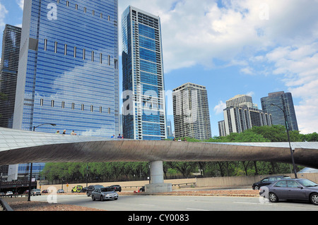 Chicagos moderne BP Brücke die über Columbus Drive im Millennium Park durchquert. Stockfoto