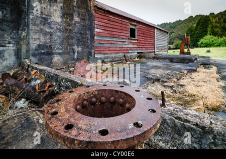 Alte rostige Maschine, hydraulische Presse auf dem Gelände der verlassenen Waiuta Goldmine, Geisterstadt, Südinsel, Neuseeland Stockfoto