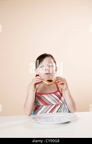 Mädchen eine Waffel essen Stockfoto