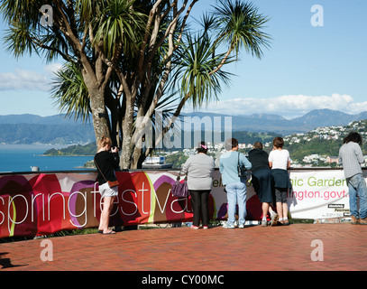 Wellington, New Zealand, schauen Besucher bis zum Mount Victoria-Aussichtspunkt über die Stadt. Frühling Festival Banner Alond Geländer. Stockfoto