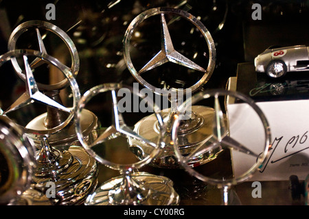 Stuttgart, Deutschland, Mercedes-Benz Museum, verschiedene Mercedes Haube Metallverzierungen Stockfoto