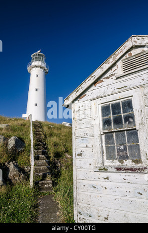 Leuchtturm und einem weißen verwitterte Holzhaus, Cape Egmont, Nordinsel, Neuseeland Stockfoto