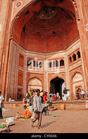 Straßenhändler in "Buland Darwaza", das Tor des Sieges, Jami Masjid Moschee oder Dargah Moschee, Mughal Stadt von Fatehpur Sikri Stockfoto