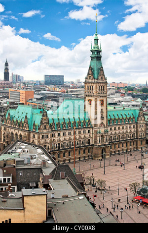 Blick auf das Rathaus (Rathaus) und Marktplatz (Rathausplatz), Hamburg, Deutschland Stockfoto