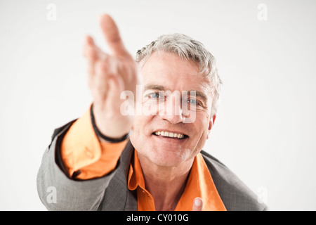 Geschäftsmann, gestikulierend lächelnd Stockfoto