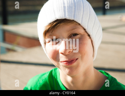 Jungen tragen eine Wollmütze, Lächeln, Porträt Stockfoto