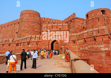 Menschen vor dem Amar Singh Gate, Red Fort, Agra, Uttar Pradesh, Indien, Asien, PublicGround Stockfoto