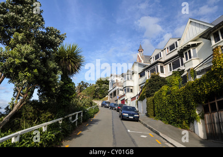 Wohnstraße mit Holzhäusern in Wellington, Oriental Bay, North Island, Neuseeland Stockfoto