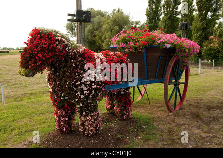 Reich verzierte dekorative Blume Hecke in Form von Pferd und Wagen Mannequebeurre Saint Marie Kerque Frankreich Europa Stockfoto