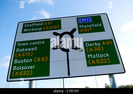 Kreisverkehr Zeichen Richtungen, Chesterfield. Stockfoto