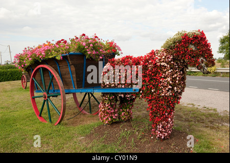 Reich verzierte dekorative Blume Hecke in Form von Pferd und Wagen Mannequebeurre Saint Marie Kerque Frankreich Europa Stockfoto