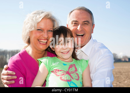 Porträt, Großeltern mit ihrer Enkelin, im freien Stockfoto