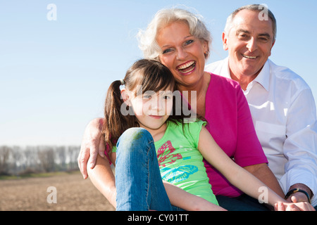 Großeltern mit ihrer Enkelin, im freien Stockfoto