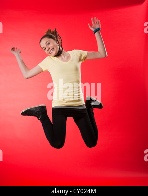 Junges Mädchen in die Luft springen Stockfoto