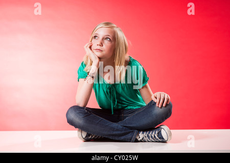 Mädchen sitzen im Schneidersitz Stockfoto