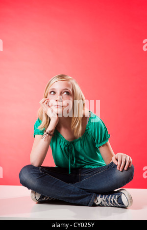 Mädchen sitzen im Schneidersitz Stockfoto