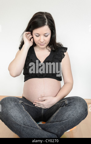 9 Monate schwanger Frau, 33 Jahre alt Stockfoto