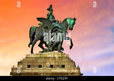 Koblenz, Deutschland, das Denkmal am Deutsches Eck, Deutsche Eck. Deutscher Kaiser William ich Statue bei Sonnenuntergang. Stockfoto