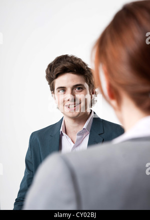 Junge Manager ein Gespräch mit einem Kollegen oder Kunden Stockfoto