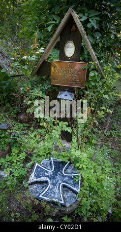 Grab, historische Wald Friedhof "Revier", Soldatenfriedhof, Innsbruck, Tirol, Österreich Stockfoto