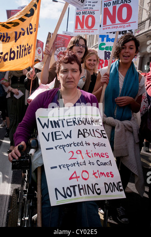 Frau protestieren die institutionelle Missbrauch durch Pflegekräfte, die in Winterbourne Pflege zuhause statt Stockfoto