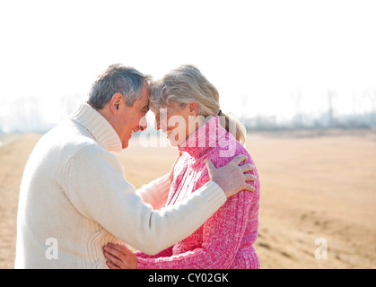 Älteres Paar mit Liebe in die Augen Stockfoto