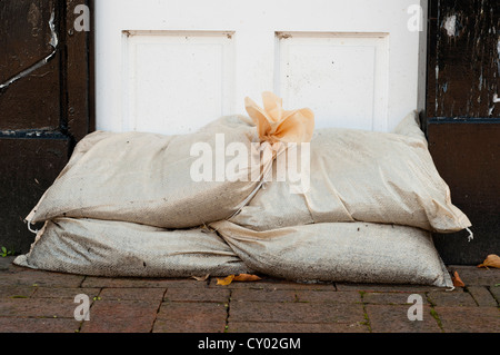 Sandsäcke als Hochwasserschutz an einer Heimatfront Tür verwendet. Stockfoto