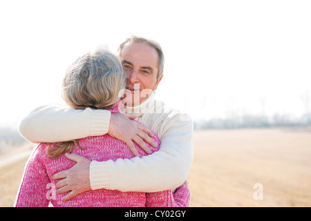 Ältere Mann umarmt seine partner Stockfoto