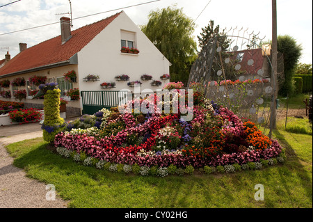 Reich verzierte dekorative Blume Hecke in Form eines Pfau Mannequebeurre Saint Marie Kerque Frankreich Europa Stockfoto