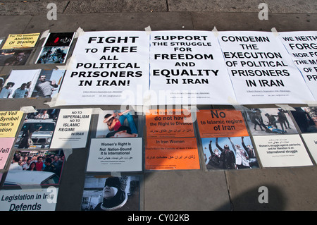 Poster auf Bürgersteig protestieren für politische Gefangene im Iran Stockfoto