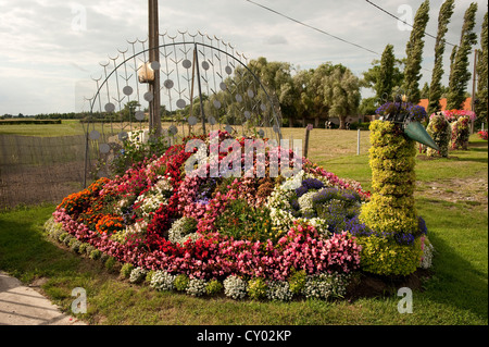 Reich verzierte dekorative Blume Hecke in Form eines Pfau Mannequebeurre Saint Marie Kerque Frankreich Europa Stockfoto