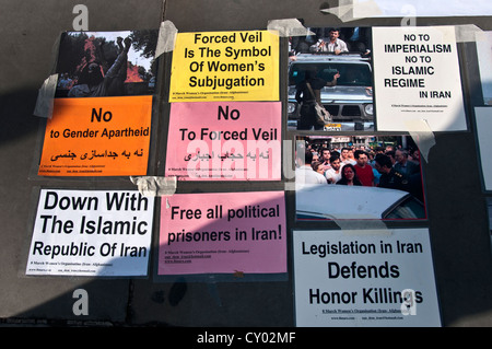 Poster auf Bürgersteig protestieren für politische Gefangene im Iran Stockfoto