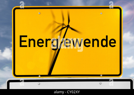 Schriftzug "Energiewende", Deutsch für "Energiewende" mit einer fallenden Windkraftanlage auf einem deutschen Dorf Schild, symbolisches Bild Stockfoto