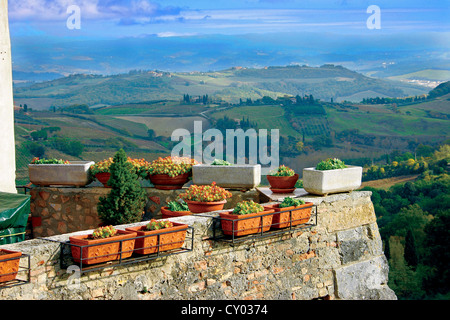 Fernsicht auf die toskanische Landschaft vom Balkon der Villa außerhalb von San Gimignano, Toskana, Italien Stockfoto