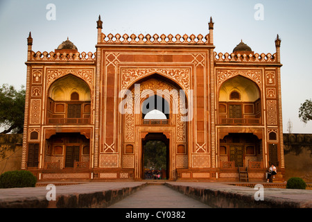 Tor des Itimad-Ud-Daulah, besser bekannt als "Baby Taj", Agra, Rajasthan, Indien, Asien Stockfoto
