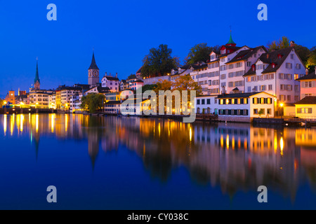 Schweizer Stadt Zürich kurz vor der Morgendämmerung Stockfoto