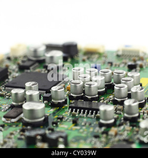 Digitale Hardware Nahaufnahme. Mikrochips und Kondensatoren Montage auf der Leiterplatte-Makro Stockfoto