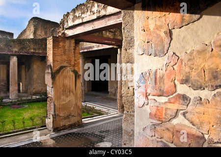 Casa dei Cerv (Haus der Hirsche), Ruinen der alten römischen Stadt Herculaneum in der Nähe von Neapel, Italien. Reste von einem antiken Fresko. Stockfoto