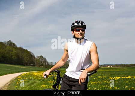 Junger Mann eine Pause beim Radfahren Stockfoto